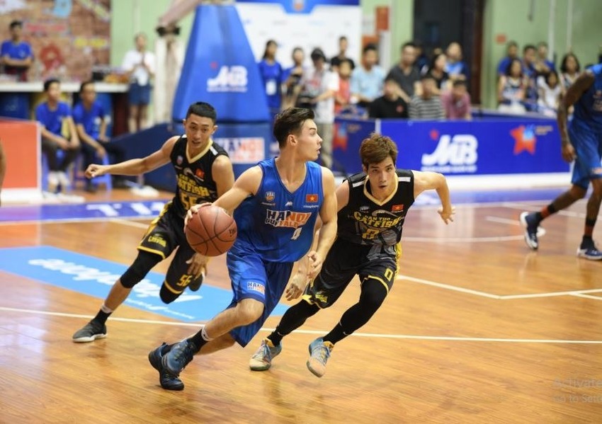 Chạy trong môn bóng rổ có sự khác biệt lớn so với chạy trong môn điền kinh bởi người chơi luôn phải sẵn sàng quan sát để đổi hướng và tăng tốc