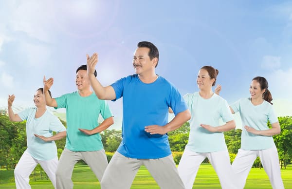 Ảnh người cao tuổi đi bộ trên đường