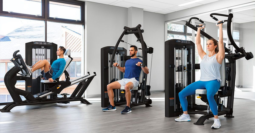 Phụ nữ tập kháng lực với tạ đơn giúp săn chắc vóc dáng