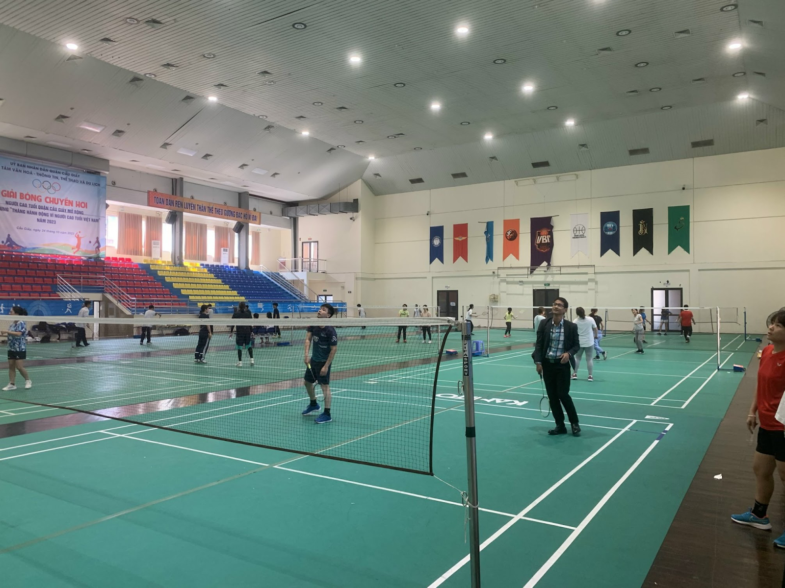 Nhà thi đấu Cầu Giấy là sân cầu lông chính thức của quận, với sàn gỗ đạt chuẩn thi đấu