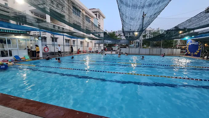 Hồ bơi được trang bị các tấm lưới che giúp cản bớt nắng và tạo không gian mát mẻ khi bơi lội