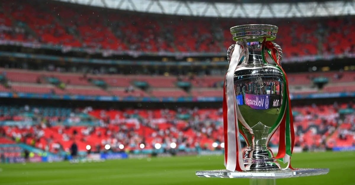 Chiếc cúp UEFA Champions League là một trong những giải thưởng danh giá nhất thế giới bóng đá là gì