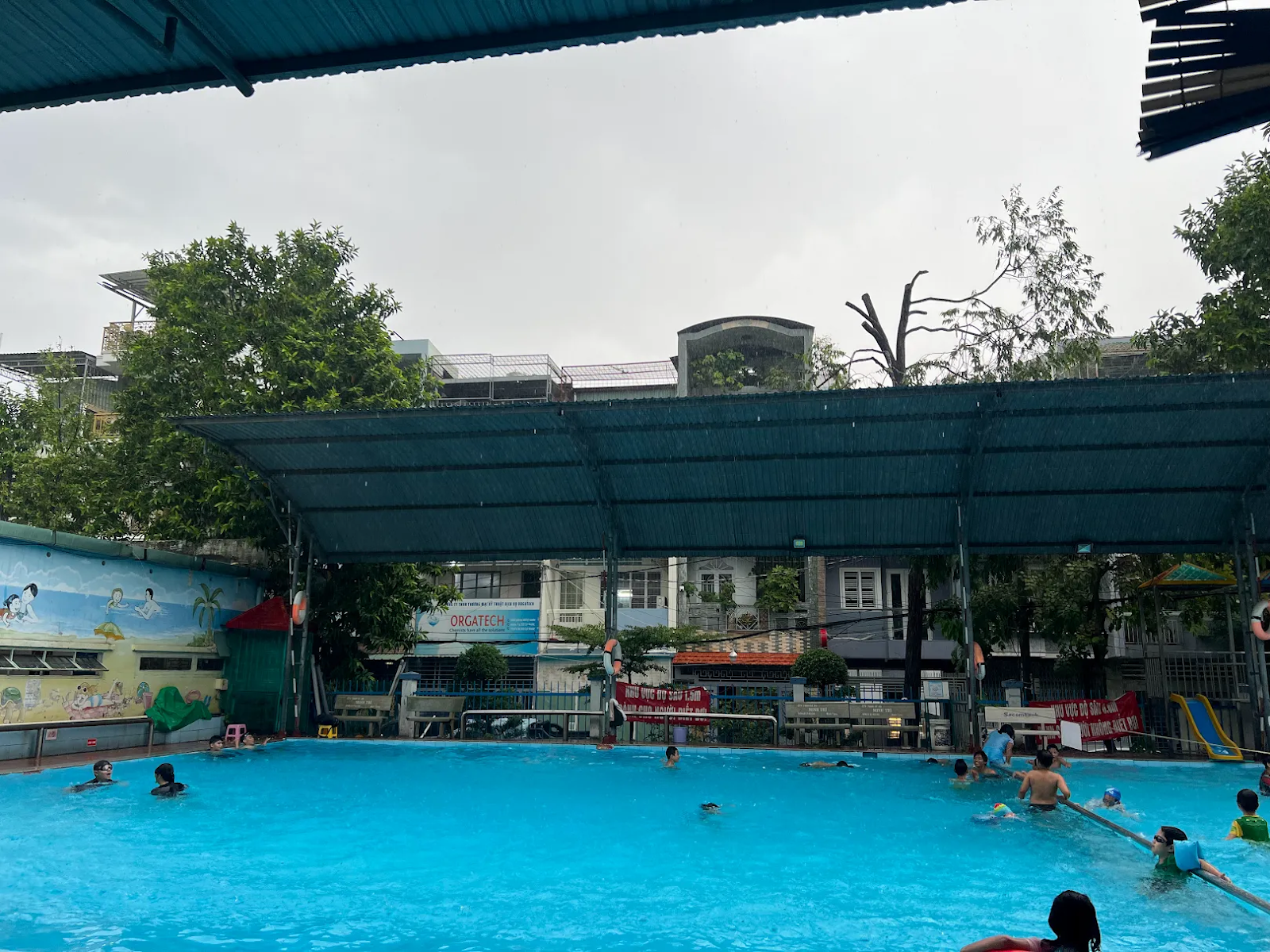 Tận hưởng không gian mát mẻ khi bơi lội