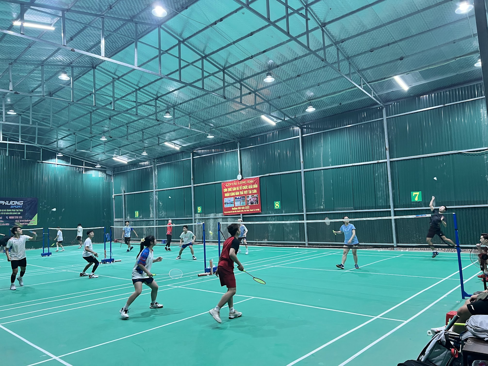 BMC Club là sân cầu lông hiện đại, cao cấp với sàn PVC chuyên nghiệp tại khu vực Nguyễn Xiển