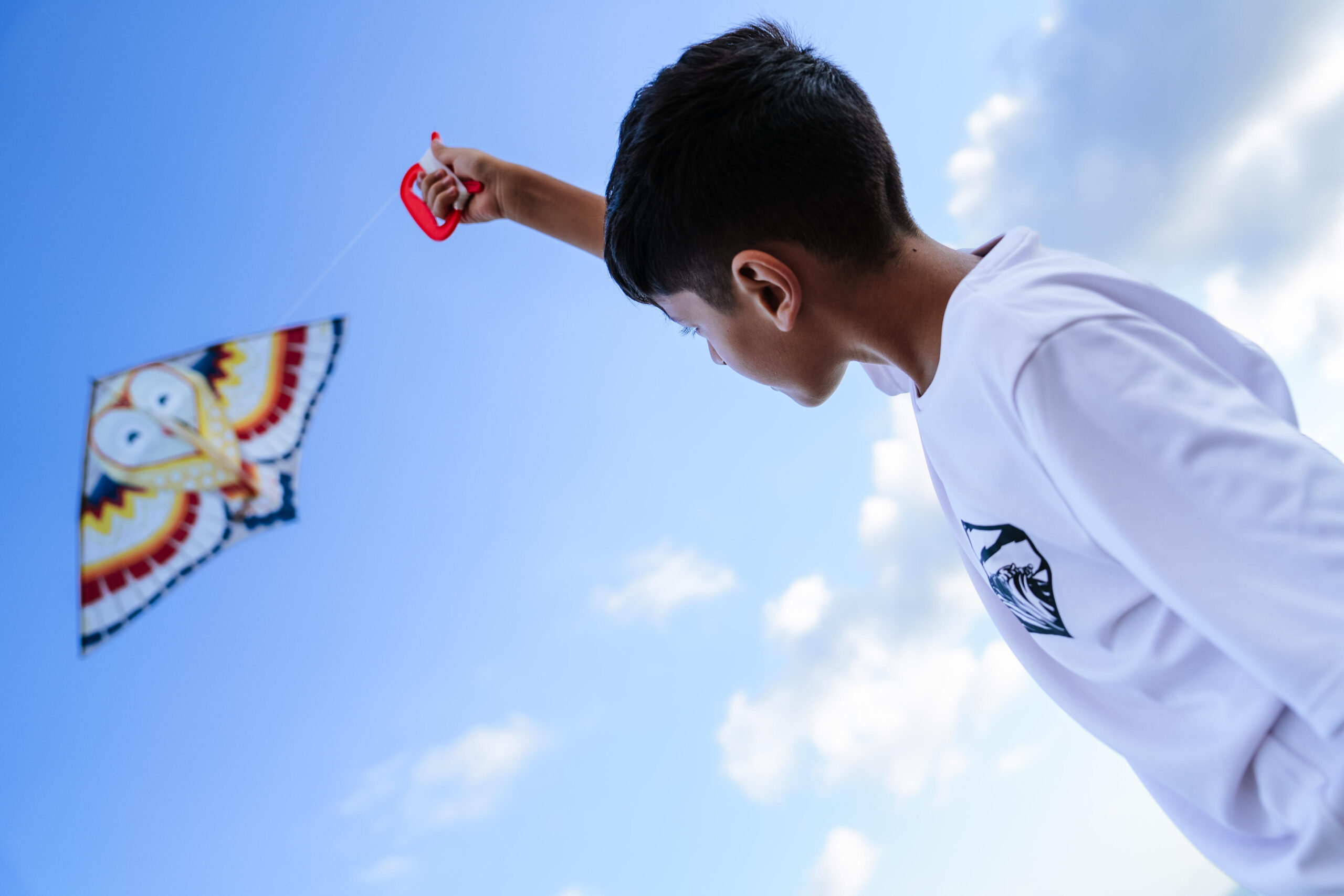 Kỹ thuật đứng ngược hướng gió, một nguyên tắc quan trọng trong cách thả diều, giúp đón gió hiệu quả.