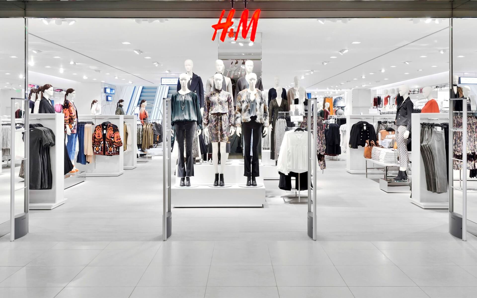 Logo thương hiệu thời trang quốc tế H&M có mặt tại Parc Mall Quận 8
