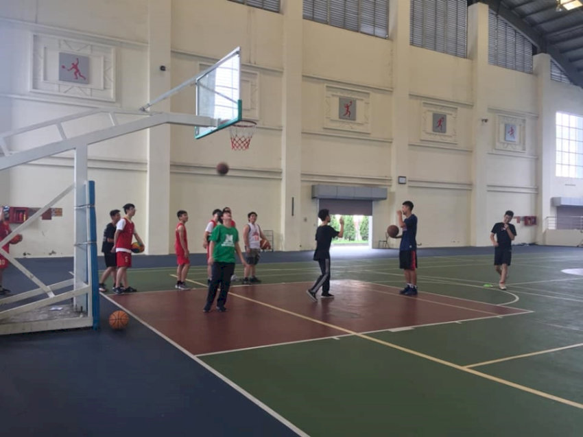 Sân bóng rổ Nhà văn hóa Thanh Xuân thu hút nhiều người chơi, đặc biệt là các giải đấu phong trào