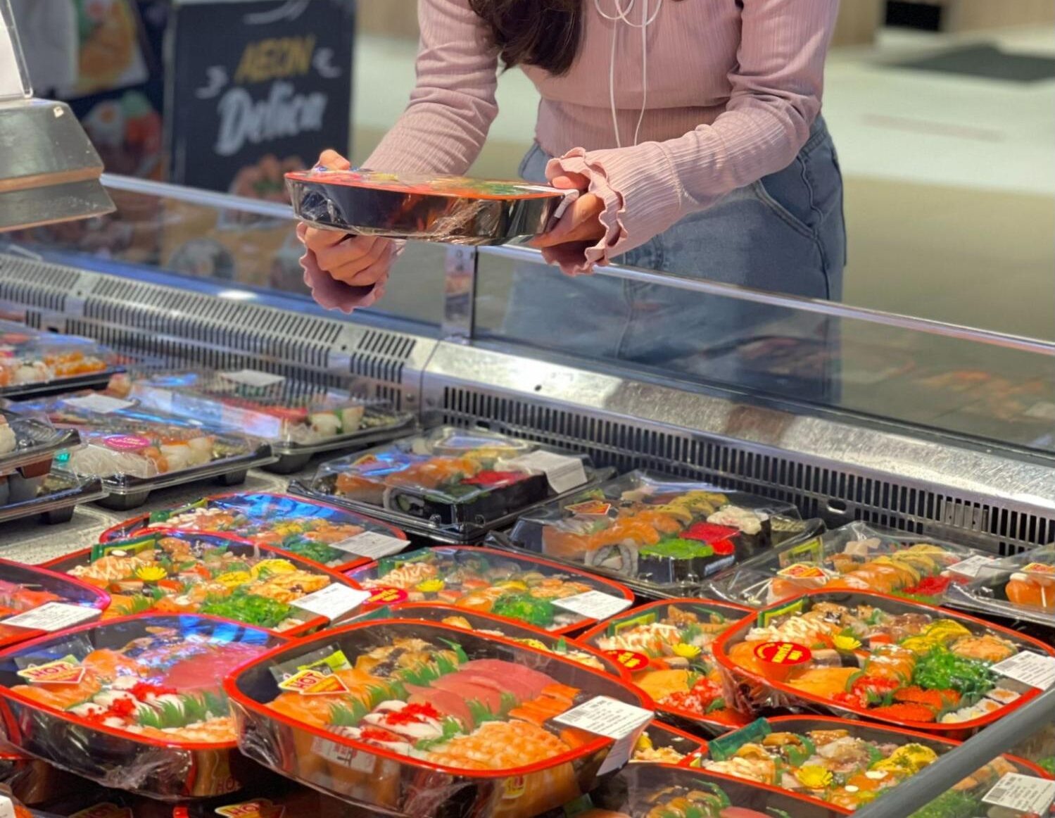 Gian hàng ẩm thực sôi động trong siêu thị AEON Parc Mall Quận 8 với nhiều món ăn hấp dẫn