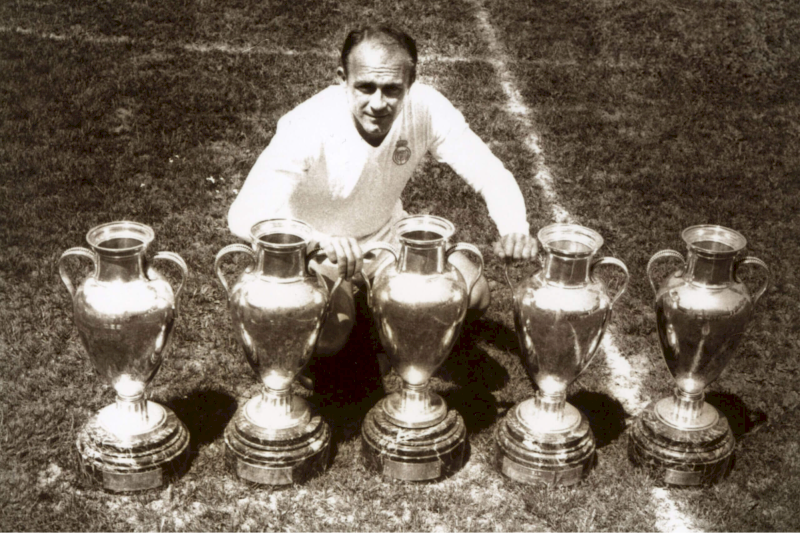 Alfredo Di Stéfano, Mũi tên bạc của Real Madrid, biểu tượng của sự toàn diện, một trong những cầu thủ vĩ đại nhất mọi thời đại
