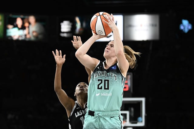 Sabrina Ionescu, ngôi sao bóng rổ Mỹ, thi đấu với quy định về số hiệp