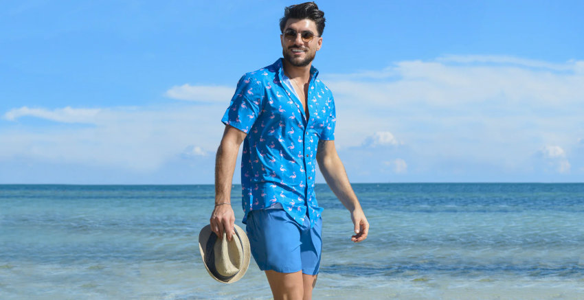 Áo họa tiết graphic và quần short ống rộng là outfit đi biển cá tính