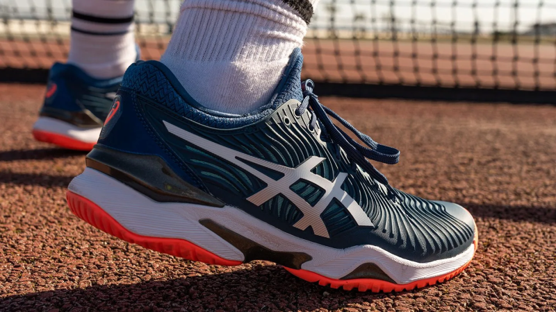 ASICS, thương hiệu giày thể thao nổi tiếng với đa dạng sản phẩm chạy bộ, tennis và bóng rổ