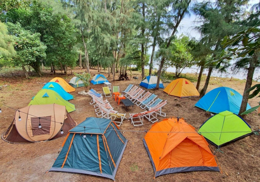 Bãi biển 30 Tháng 4 với bãi cát đen đặc trưng, là điểm lý tưởng cho các hoạt động cắm trại tự túc tại Cần Giờ