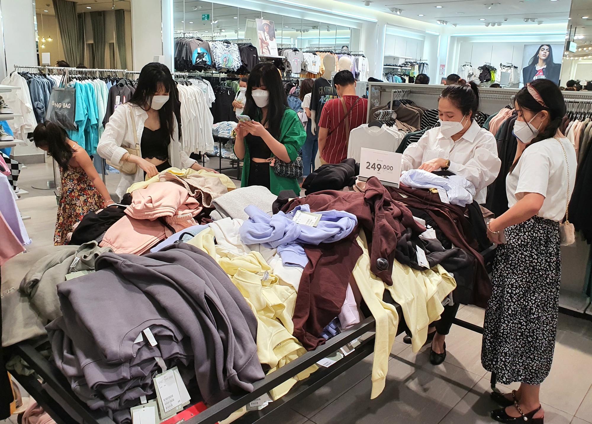 Người người chen chúc mua quần áo với giá tốt trong dịp Black Friday