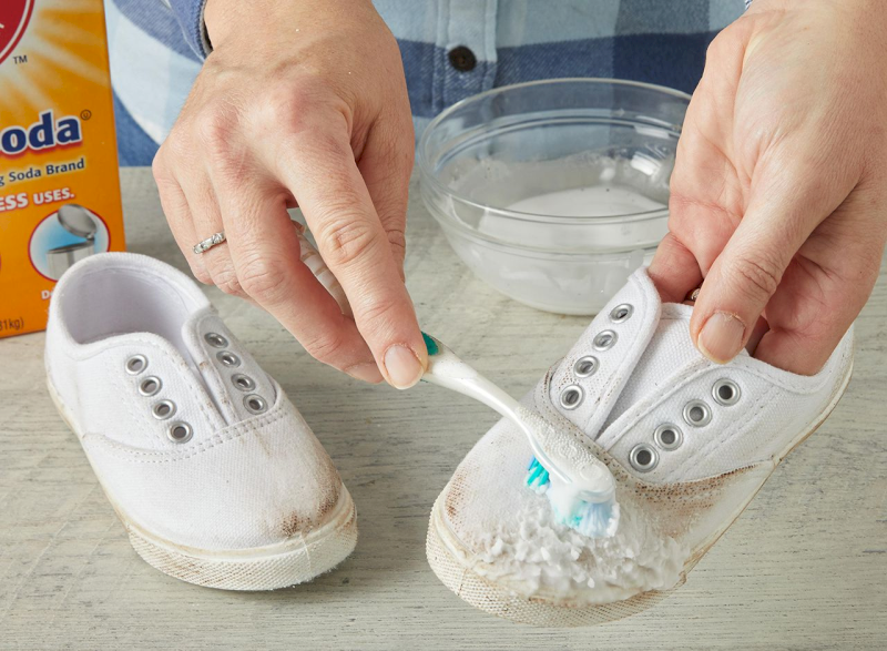Sử dụng baking soda để làm sạch vết bẩn cứng đầu trên giày vải