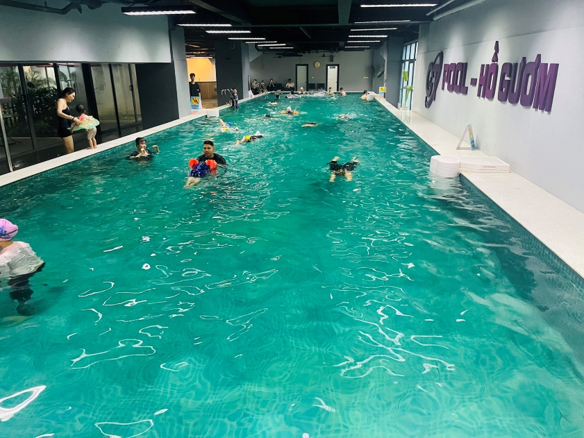Bể bơi bốn mùa trong nhà với thiết kế hiện đại và ánh sáng tự nhiên, Hà Nội