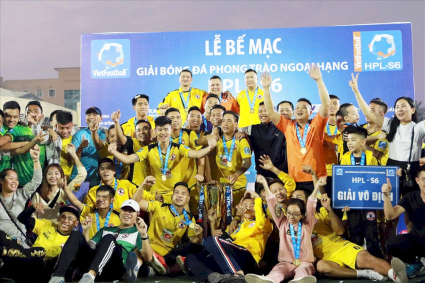 Sân bóng đá phủi tấp nập người chơi và cổ động viên, minh chứng cho sức hút không ngừng của bóng đá phong trào và tinh thần đồng đội mãnh liệt