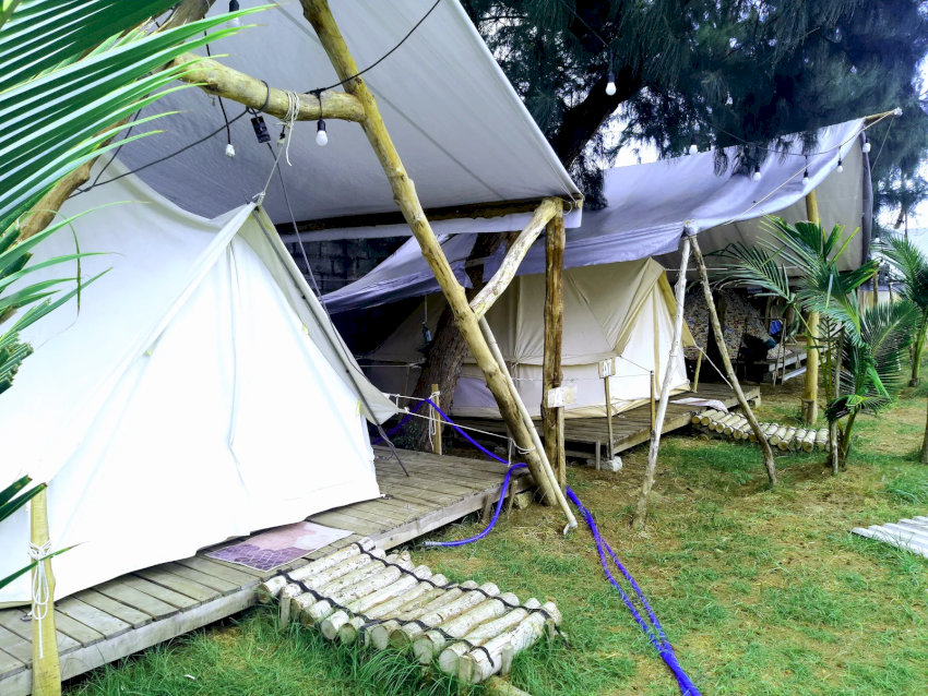 Các căn lều tại Eco Beach Cần Giờ được thiết kế đơn giản nhưng đầy đủ tiện nghi, đảm bảo sự thoải mái cho du khách