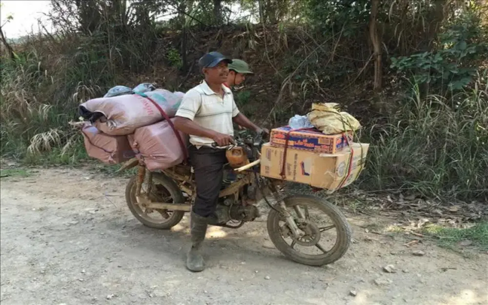 Đội ngũ porter bản địa hỗ trợ mang vác hành lý và dẫn đường an toàn cho chuyến trekking Tà Năng