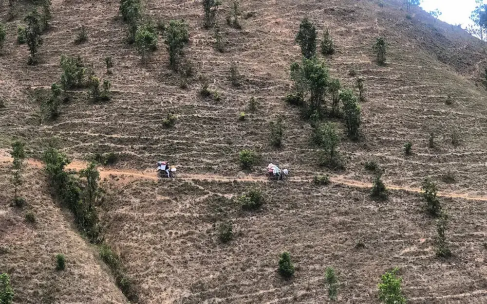 Xe bán nước lưu động phục vụ nhu yếu phẩm cho trekker trên đường trekking Tà Năng