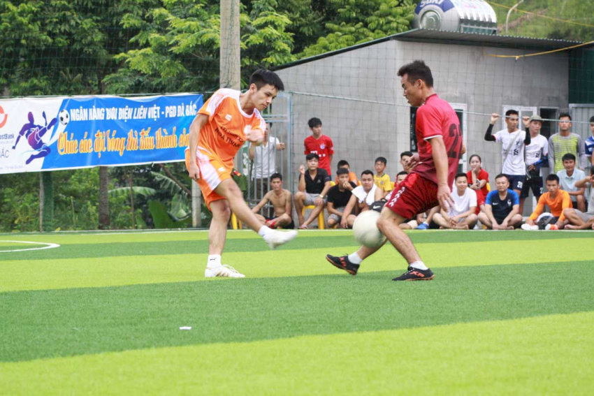 Ý nghĩa sâu sắc của tên gọi "bóng đá phủi" và tinh thần tự do, không gò bó trong các trận đấu phong trào tại Việt Nam