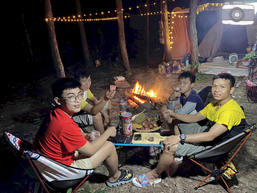 Khoảnh khắc ấm cúng bên lửa trại, trò chuyện cùng bạn bè sau chuyến trekking núi Dinh