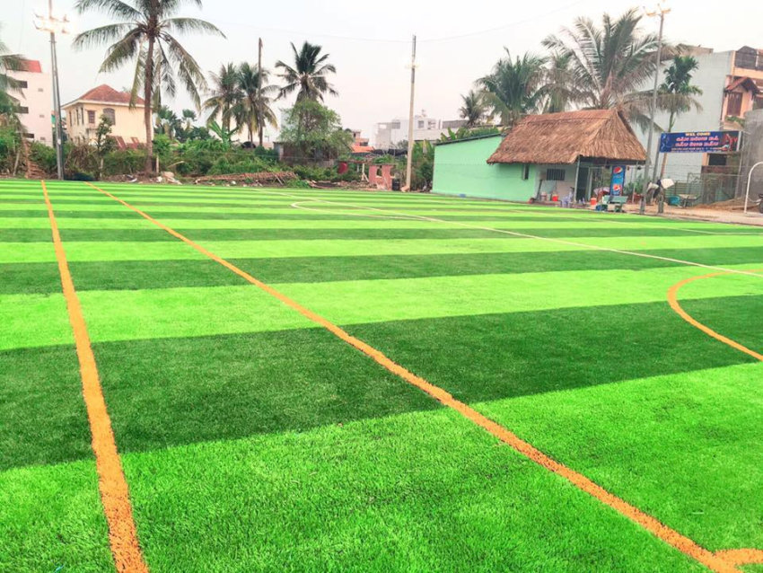 Chi tiết mặt cỏ nhân tạo chất lượng cao, hạn chế trơn trượt của sân bóng đá Cầu Ông Dầu.