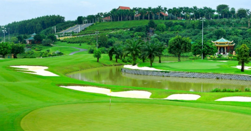 Mặt sân golf Minh Trí với green và fairway được chăm sóc kỹ lưỡng