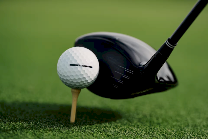 Cảnh sân tập golf với bóng và gậy, nơi người mới bắt đầu có thể luyện tập để tối ưu chi phí chơi golf ban đầu.