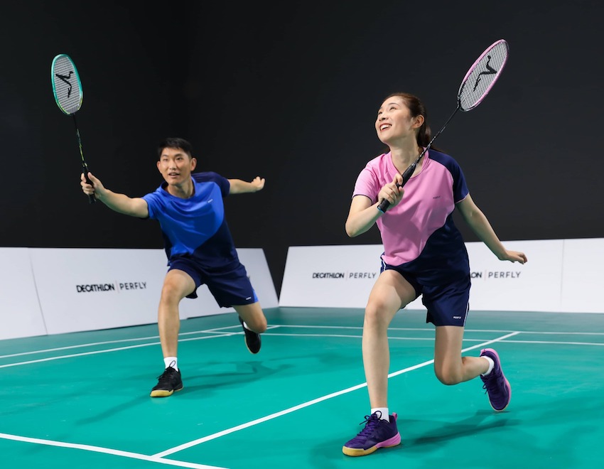Nhóm người chơi cầu lông đang giao lưu vui vẻ, minh họa động lực và niềm vui khi đánh cầu lông