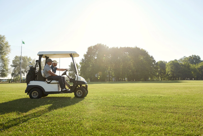 Sân golf xanh mướt với người chơi, minh họa các khoản phí phát sinh khi chơi golf 18 hố.