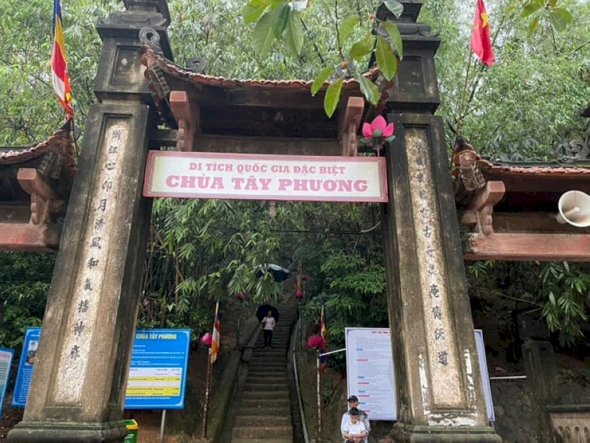 Chùa Tây Phương, nơi du khách có thể giao lưu với đàn khỉ tự nhiên tại núi Dinh