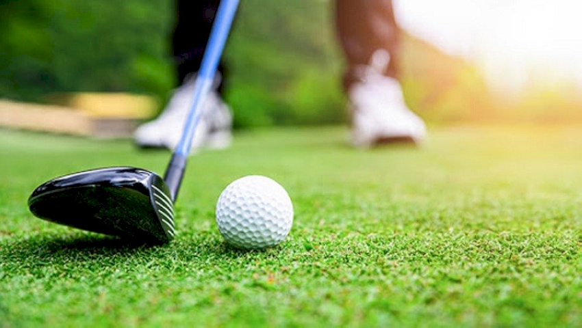 Sân golf với cảnh quan đẹp, đại diện cho các yếu tố địa điểm và thời gian ảnh hưởng đến chi phí chơi golf.