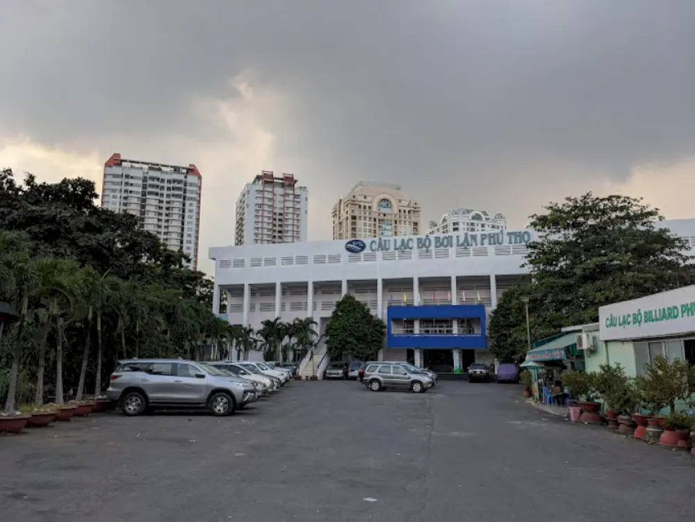 Cổng vào hồ bơi Phú Thọ với biển hiệu rõ ràng