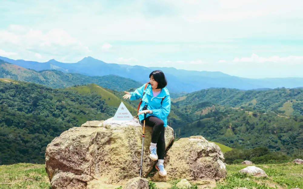 Du khách check-in tại cột mốc 3 tỉnh Lâm Đồng, Ninh Thuận, Bình Thuận khi trekking Tà Năng