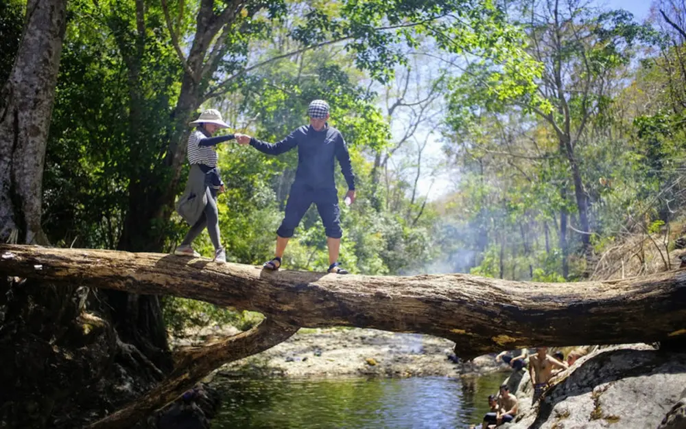 Dòng suối trong vắt chảy qua cung đường trekking Tà Năng Phan Dũng