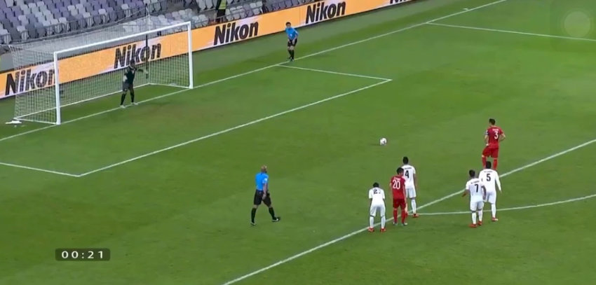 Cầu thủ thực hiện đá penalty đúng luật, tuân thủ mọi quy định của FIFA
