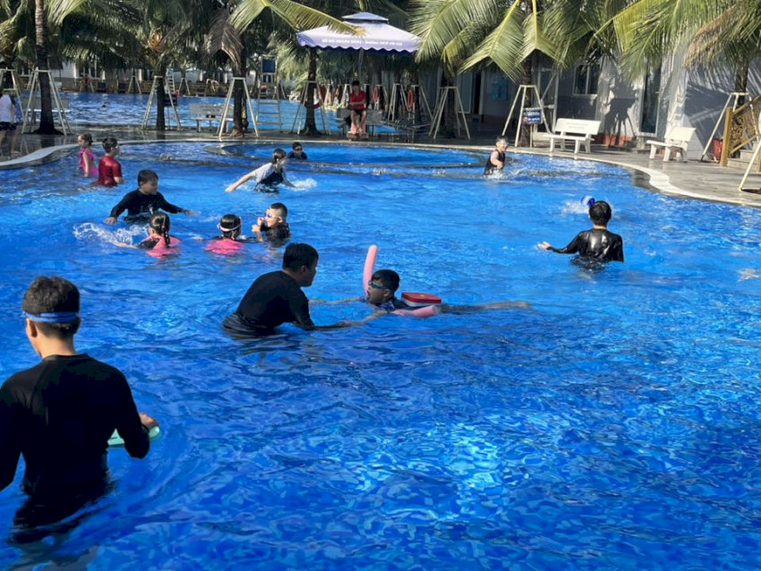 Đội ngũ huấn luyện viên chuyên nghiệp tại Hồ bơi Hoàng Hùng hướng dẫn học viên
