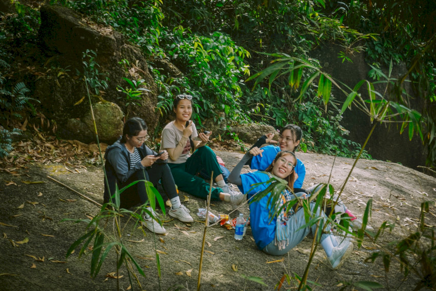Các tảng đá lớn trên đường trekking núi Dinh làm điểm dừng chân nghỉ ngơi lý tưởng