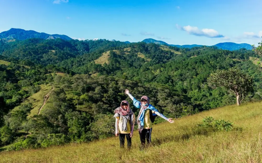 Địa hình đồi núi hiểm trở trên cung đường trekking Tà Năng Phan Dũng