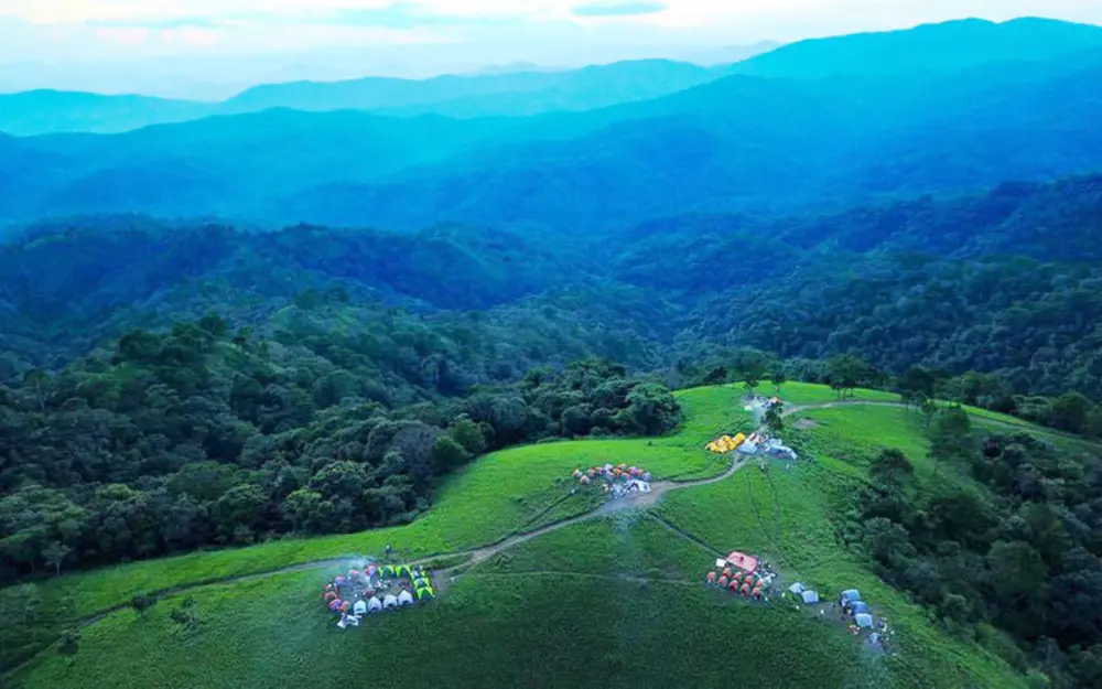 Khung cảnh cắm trại trên đỉnh đồi bằng phẳng, điểm nghỉ ngơi lý tưởng khi trekking Tà Năng