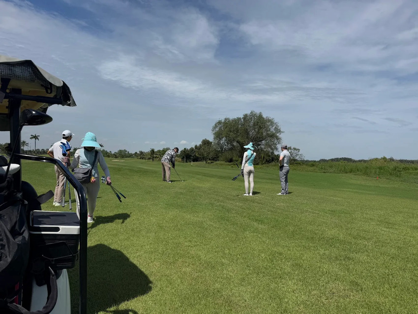 Đội ngũ caddy luôn túc trực để sẵn sàng hỗ trợ golfer tại sân Đại Phước