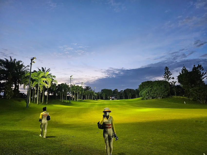 Đội ngũ caddy tận tình hướng dẫn và hỗ trợ người chơi tại sân golf Long Thành