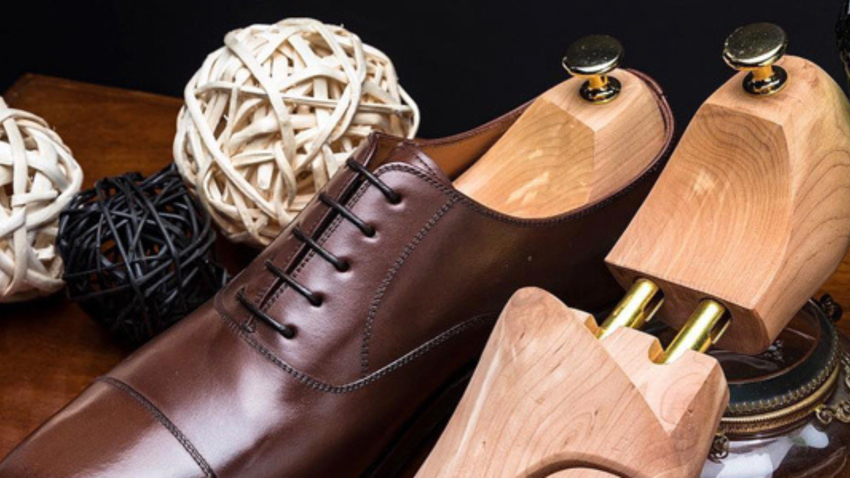 Ảnh minh họa dụng cụ làm rộng giày (shoe stretcher) để làm giày rộng ra chuyên nghiệp