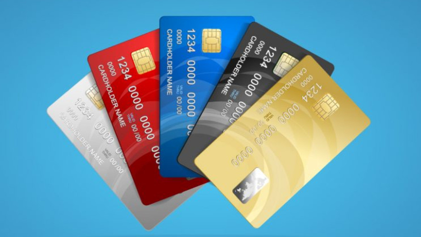 Bạn có thể dùng vật có kích thước cố định như thẻ ngân hàng để đo size giày – Nguồn: Internet