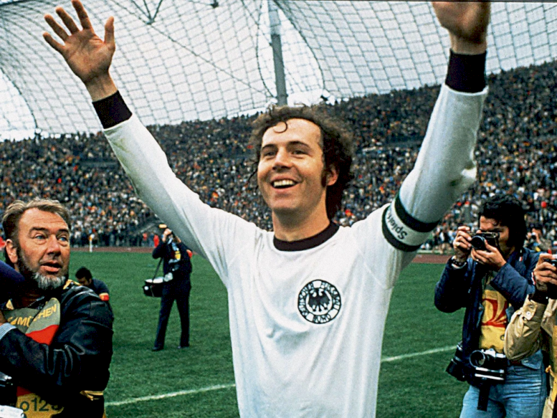 Franz Beckenbauer, Hoàng đế bóng đá Đức, cách mạng hóa vị trí libero, được coi là cầu thủ vĩ đại nhất mọi thời đại