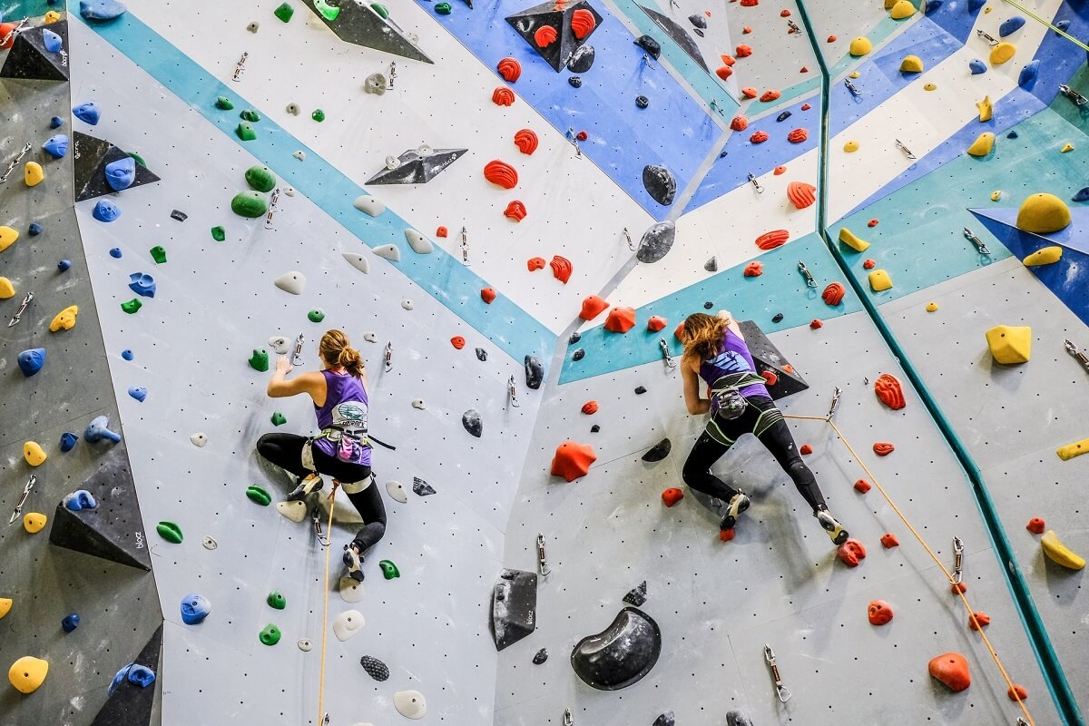 Khung cảnh nhộn nhịp tại phòng tập Arch Rock Climbing Hà Nội với nhiều người đang leo núi