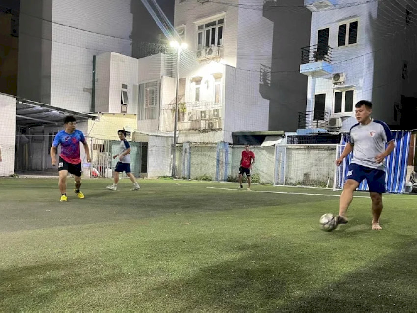 Gặp gỡ, giao lưu đá bóng cùng nhau sau giờ làm việc tại sân bóng đá phủi Sài Gòn Trương Quyền