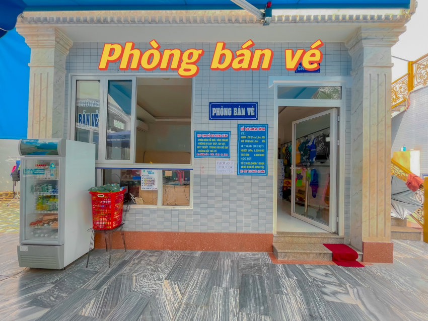 Bảng giá vé Hồ bơi Hoàng Hùng niêm yết công khai tại quầy