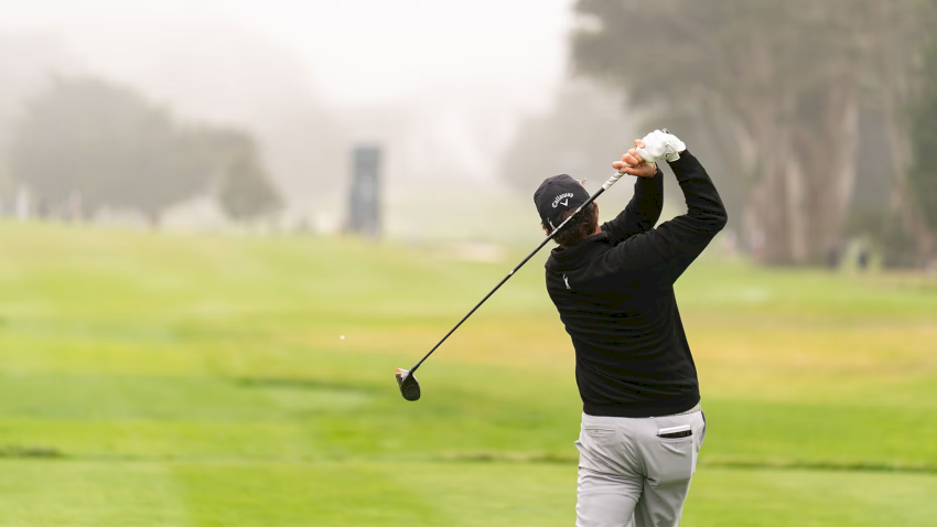Người chơi golf thực hiện cú đánh trên sân cỏ xanh mướt
